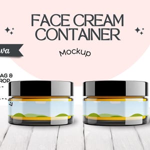Peut inclure: Deux pots de crème pour le visage en verre ambré avec des couvercles noirs et des étiquettes blanches. Les étiquettes présentent un motif de paysage vert. Les pots sont sur une surface en bois blanc. Le texte "FACE CREAM CONTAINER Mockup" est en haut de l'image.