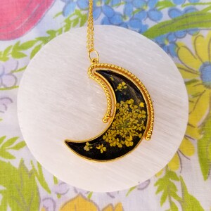 Flower Crescent Moon Necklace, Witchy Moon Pendant, Spinner Jewelry, Dried Flower Moon Necklace, Double Sided Moon Jewelry, Pink Flower Moon