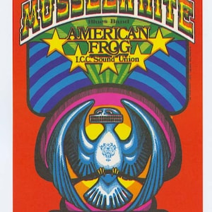 Puede incluir: Un cartel de concierto vintage para Charlie Musselwhite's Blues Band con el American Frog. El cartel presenta un diseño psicodélico colorido con un pájaro azul y estrellas. El concierto es el 14 de mayo en Springer's en San José, California. Las entradas cuestan $ 2,50.