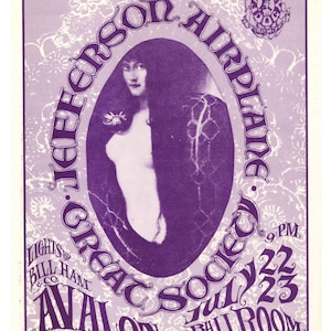 Pode incluir: Um cartaz de concerto roxo e branco anunciando um concerto do Jefferson Airplane no Avalon Ballroom em São Francisco em 22 de julho de 1967. O cartaz apresenta uma mulher com cabelo comprido e escuro e um vestido roxo.