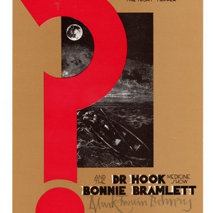 Puede incluir: Cartel de concierto vintage con fondo dorado, con The Guess Who, Dr. John y Bonnie Bramlett. Una gran forma de signo de interrogación rojo domina el diseño. El cartel anuncia un espectáculo en el Oakland Coliseum el 12 de agosto a las 8 PM.