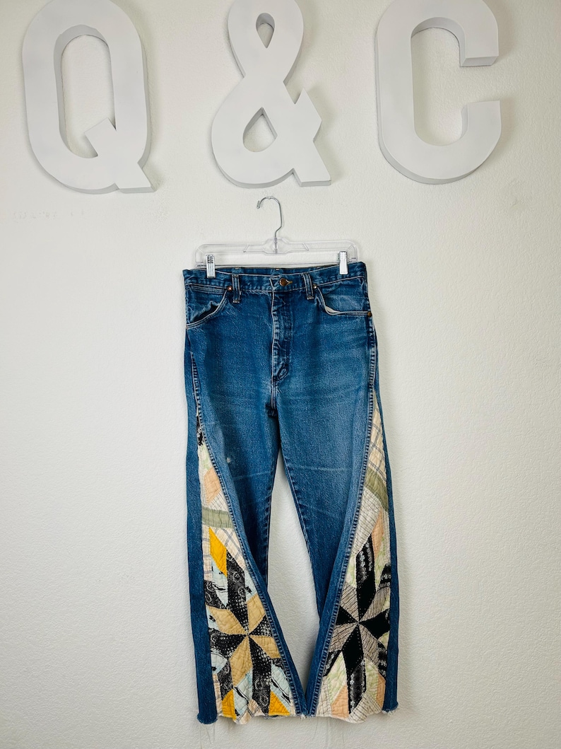 Op de afbeelding: Een set van drie keramische mokken met een gespikkelde, matte afwerking. De mokken zijn in de kleuren cr&egrave;me, lichtbruin en donkerbruin. Elke mok heeft een eenvoudig, minimalistisch ontwerp en een afgeronde handgreep.