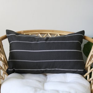 17 - Funda de almohada de rayas grises - 15&quot; x 25&quot;