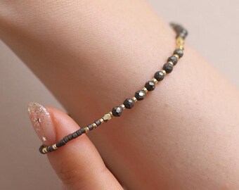 Grått armband med månstenspärlor