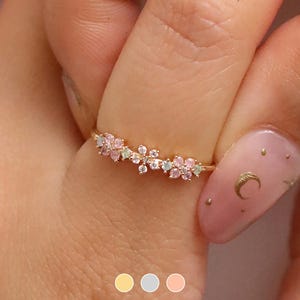 Anillo de pétalos pastel: enredadera de flores de cuarzo rosa, chapado en oro de 18 k