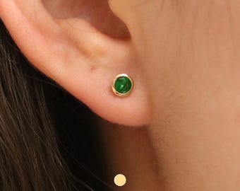 Örhängen i 14k massivt guld med grön onyx: 4 mm ädelsten