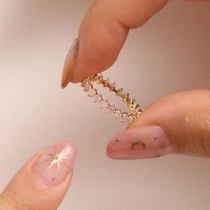 Anillo de ópalo de cuarzo rosa: anillo apilable chapado en oro de 18 k