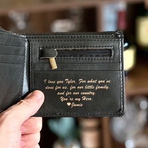 Cartera plegable personalizada de cuero vegano. El regalo perfecto para hombres, novios o padrinos de boda.