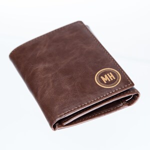 Cartera tríptica personalizada: cartera tríptica de cuero para hombre, regalo personalizado, cartera tríptica de cuero grabada, gran idea de regalo para hombres. imagen 4