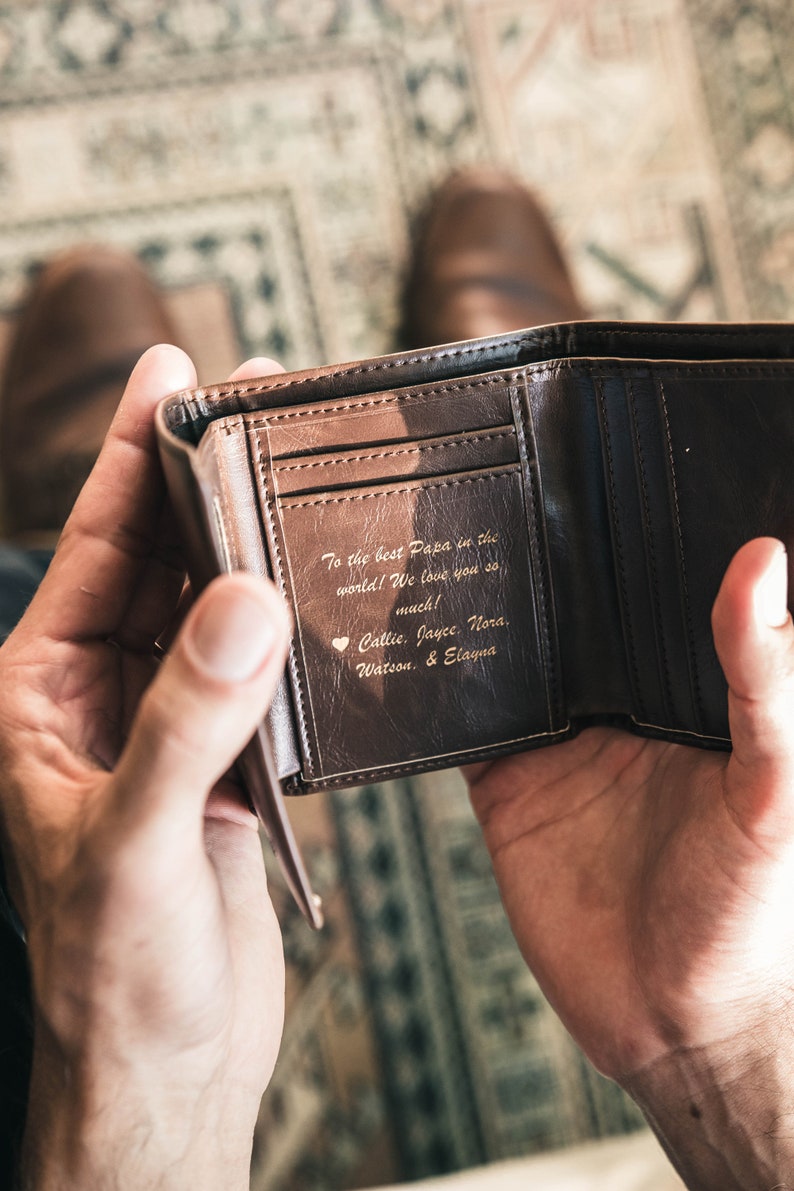 Cartera tríptica personalizada: cartera tríptica de cuero para hombre, regalo personalizado, cartera tríptica de cuero grabada, gran idea de regalo para hombres. imagen 2