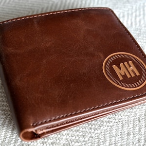 Regalo de San Valentín para hombre: billetera de cuero personalizada para hombre. El regalo perfecto para un hombre, un novio o un padrino.