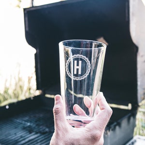 Vasos de cerveza grabados (juego de 4) - Regalo personalizado para el Día del Padre - Un gran regalo para papás y graduados imagen 5