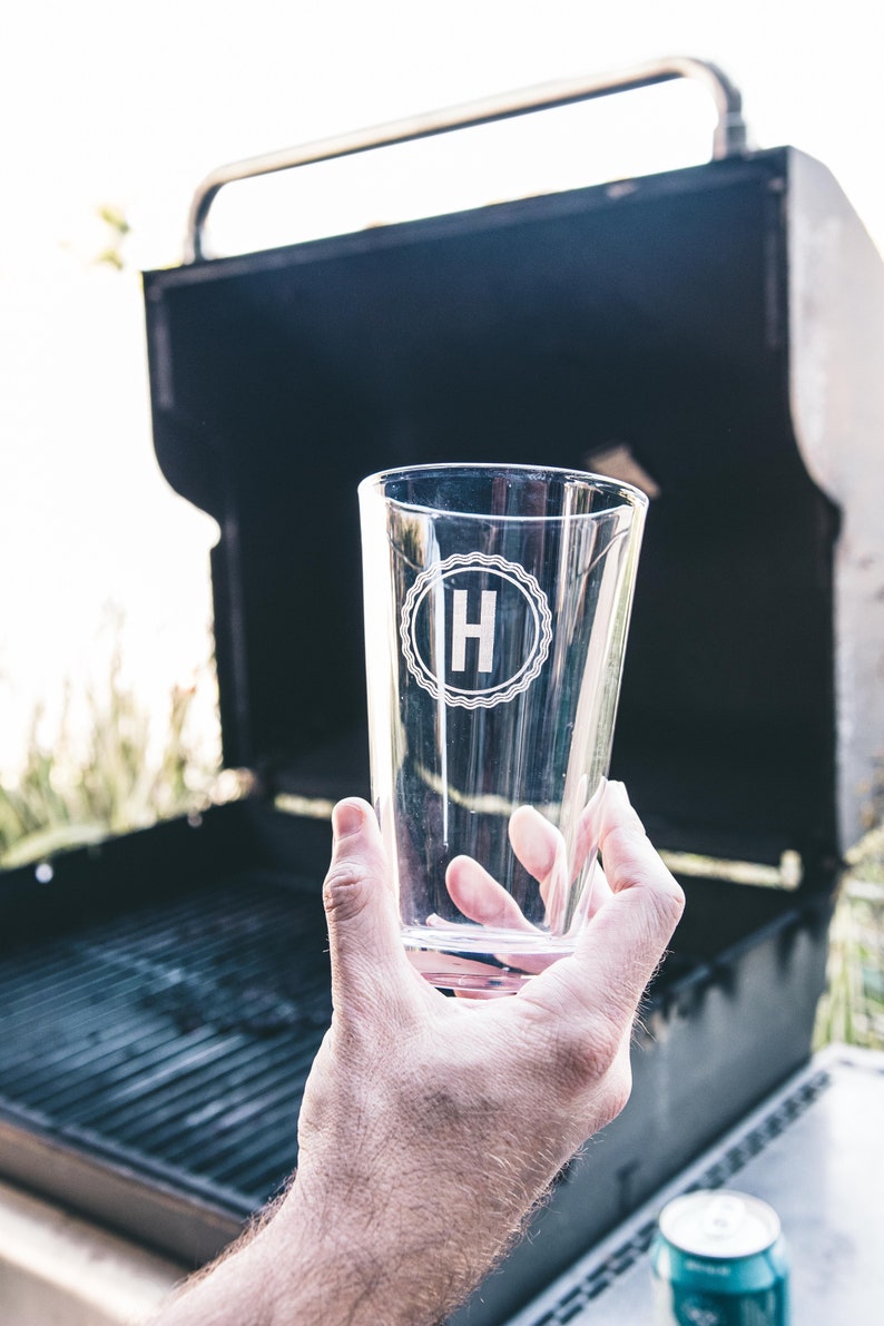 Vasos de cerveza grabados (juego de 4) - Regalo personalizado para el Día del Padre - Un gran regalo para papás y graduados imagen 5