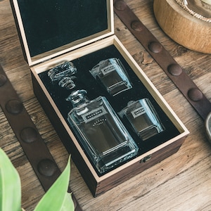 Best Gift for men in your life, this customer whiskey decanter set is a unique gift for him. Made with beautiful laser engraved glass, its the best gift for husband, gift for boyfriends or dad.