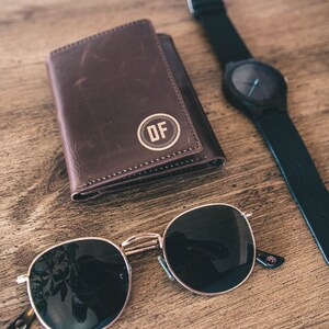 Cartera tríptica personalizada: cartera tríptica de cuero para hombre, regalo personalizado, cartera tríptica de cuero grabada, gran idea de regalo para hombres. imagen 3