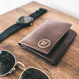 Cartera tríptica personalizada: cartera tríptica de cuero para hombre, regalo personalizado, cartera tríptica de cuero grabada, gran idea de regalo para hombres. imagen 1