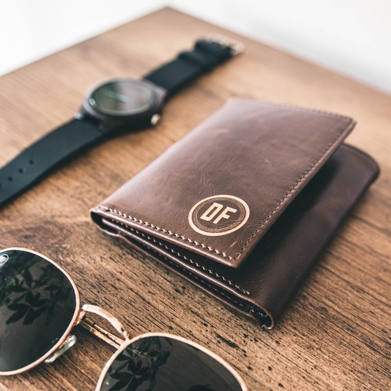 Cartera tríptica personalizada: cartera tríptica de cuero para hombre, regalo personalizado, cartera tríptica de cuero grabada, gran idea de regalo para hombres. imagen 1