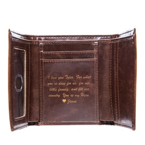 Cartera tríptica personalizada: cartera tríptica de cuero para hombre, regalo personalizado, cartera tríptica de cuero grabada, gran idea de regalo para hombres. imagen 6
