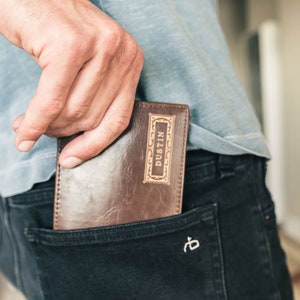 Personalisierte Herren Geldbörse - Leder Portemonnaie, das perfekte Geschenk für Männer, Geschenk für Freunde oder Geschenk für den Bräutigam