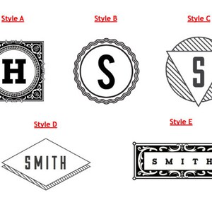 Puede incluir: Cinco estilos de monogramas diferentes para un nombre o una inicial. El estilo A presenta un marco ornamentado en blanco y negro con una letra H grande en el centro. El estilo B presenta un marco circular en blanco y negro con una letra S grande en el centro. El estilo C presenta un tri&aacute;ngulo en blanco y negro con una letra S grande en el centro. El estilo D presenta una forma de diamante en blanco y negro con la palabra SMITH en el centro. El estilo E presenta un marco rectangular en blanco y negro con la palabra SMITH en el centro.