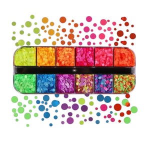 Op de afbeelding: Een doorzichtige plastic container met 12 vakken gevuld met kleurrijk glitter. Elk vak heeft een andere kleur glitter, waaronder groen, blauw, paars, geel, oranje en rood.