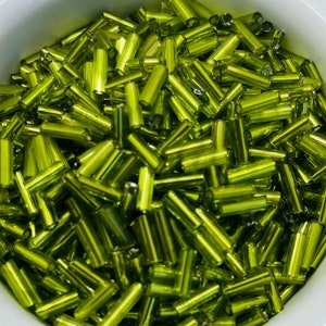 ライムグリーンガラスビューグルビーズ：6x1.8 mmチューブシードビーズ、50グラム