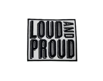 Aufnäher „Loud and Proud“, schwarz-weiße Stickerei, 8,4 cm