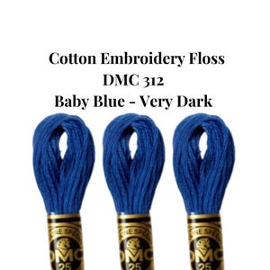 Könnte beinhalten: Drei Spulen DMC 312 Baby Blue - Very Dark Baumwoll-Stickgarn. Die Spulen sind tiefblau und haben goldene und schwarze Etiketten. Der Text "Cotton Embroidery Floss" und "DMC 312" sind sichtbar.