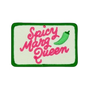Puede incluir: Parche bordado con las palabras "Spicy Marg Queen" en rosa. Un chile verde está a la derecha. El parche tiene un fondo blanco y un borde verde.