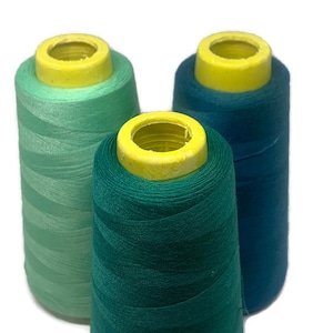 以下が含まれることがあります： 緑、ターコイズブルー、青の3色の糸巻き。糸巻きは黄色のプラスチック製のトップがあります。