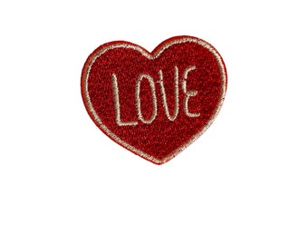 Könnte beinhalten: Roter Filz-Herz-Patch mit dem Wort "LOVE" in cremefarbener Stickerei.
