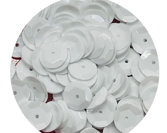 8 mm kupa vita runda paljetter. 8 mm paljetter. 8 mm vita paljetter. Lösa paljetter. 1000 paljetter per förpackning