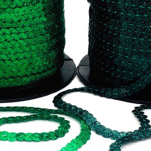 Grüne GLITTER Paillettenborte Meterware. Lime Grün Flach Glitter Paillettenborte. 6mm flache Paillettenborte. Paillettenborte The Yard. Glitzer Pailletten.