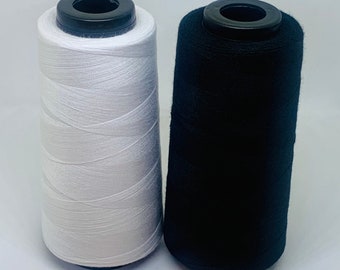 Può includere: Due bobine di filo, una bianca e una nera. Le bobine sono in plastica e hanno un tappo in plastica nero.