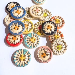 Flower Pattern Wooden Buttons | Daisy Buttons | Decorative Sewing Embellishments | Set of 8 or 20