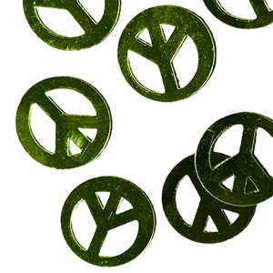 Può includere: Confetti a forma di segno di pace verde. I segni di pace sono ritagliati da carta verde e sono sparsi su uno sfondo bianco.