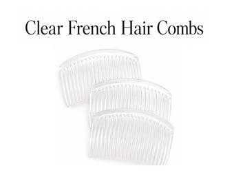 Può includere: Tre pettini per capelli trasparenti con cime curve e denti multipli, disposti in una formazione sovrapposta. Il testo Clear French Hair Combs è stampato in nero sopra gli articoli. Questi accessori presentano un design trasparente e liscio.