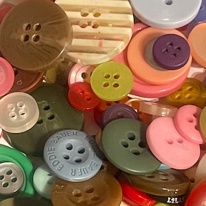 Más de 150 botones de plástico multicolor surtidos: materiales para manualidades y costura