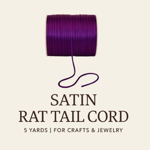 Può includere: Una bobina di cordoncino coda di topo in raso viola intenso. Il testo sull'immagine recita "SATIN RAT TAIL CORD" e "5 YARDS | FOR CRAFTS & JEWELRY". Il cordoncino è parzialmente srotolato, mostrando la sua consistenza. Ideale per artigianato e gioielli.