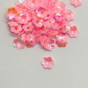 Lichtroze AB-bloempailletten: iriserende bloesemversieringen (150 stuks, 6 mm)