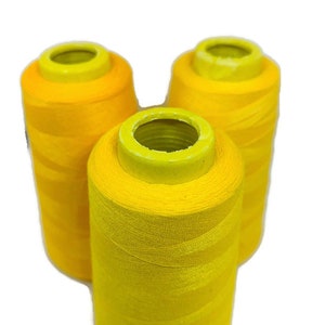 Puede incluir: Tres carretes de hilo amarillo brillante.