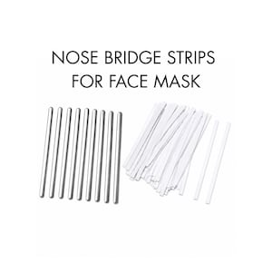 Op de afbeelding: Een verzameling neusbrugstrips voor gezichtsmaskers, met een rij metalen zilverkleurige staafjes en een bundel witte platte strips. De tekst NOSE BRIDGE STRIPS FOR FACE MASK staat in het zwart boven de afgebeelde voorwerpen.