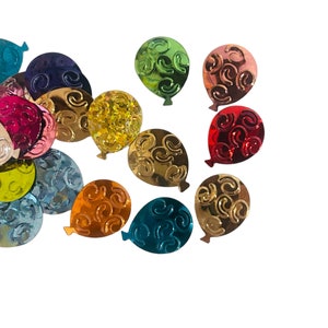 Può includere: Assortimento di coriandoli di palloncini metallici colorati con un design a spirale. I coriandoli sono realizzati in materiale lucido e riflettente e sono disponibili in una varietà di colori, tra cui oro, argento, rosso, blu, verde e viola.