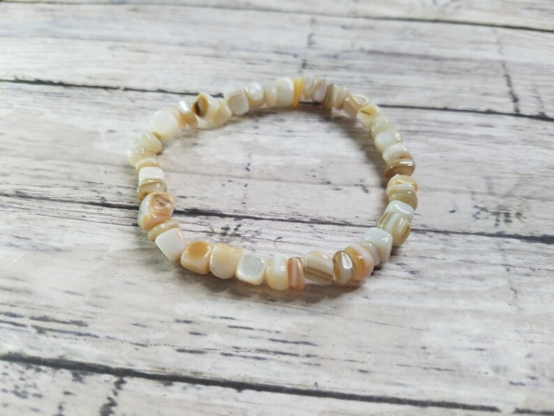 White Shell Chip Elastic Bracelet