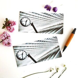Cartolina fotografica di Liegi – orologio della stazione e architettura | Set di 2 fotografie di città minimaliste in stile retrò