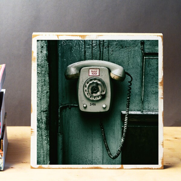 Telefon Wählscheibe, lost place, Fotografie auf Holz 22x22 cm