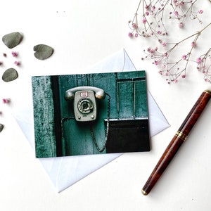 Biglietto pieghevole con foto "Lost Place Telephone" con busta – telefono a disco da una vecchia miniera | Biglietto d'auguri nostalgico