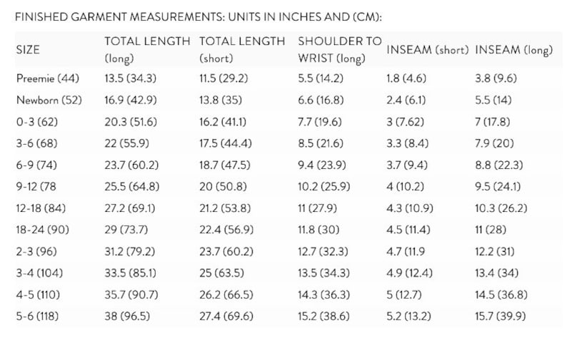 K&ouml;nnte beinhalten: Eine schwarz-wei&szlig;e Gr&ouml;&szlig;entabelle mit dem Titel FINISHED GARMENT MEASUREMENTS: UNITS IN INCHES AND (CM):. Die Tabelle f&uuml;hrt Gr&ouml;&szlig;en von Preemie bis 5-6 auf und enth&auml;lt Ma&szlig;e f&uuml;r Gesamtl&auml;nge, Schulter bis Handgelenk und Innenbeinl&auml;nge in Zoll und cm.