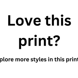 K&ouml;nnte beinhalten: Eine wei&szlig;e Grafik mit schwarzem Text, der Love this print? lautet, gefolgt von dem Text Explore more styles in this print mit einem Pfeil nach rechts. Das Design zeigt eine fette, serifenlose Typografie auf einem schlichten wei&szlig;en Hintergrund.