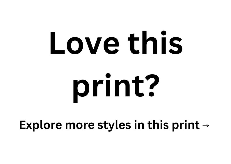 K&ouml;nnte beinhalten: Eine wei&szlig;e Grafik mit schwarzem Text, der Love this print? lautet, gefolgt von dem Text Explore more styles in this print mit einem Pfeil nach rechts. Das Design zeigt eine fette, serifenlose Typografie auf einem schlichten wei&szlig;en Hintergrund.